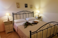 Bilocale Rosmarino con 1 camera matrimoniale e 1 divano letto in soggiorno - Bauernhof Calamate - Agriturismo bio